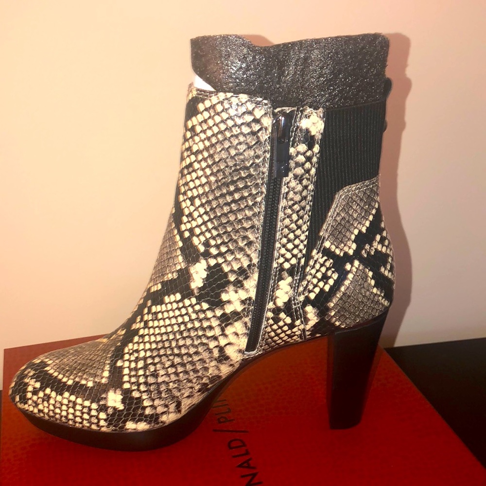 Donald Pliner Elyna bootie